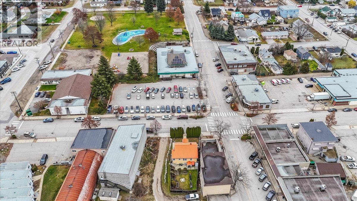  214 11th Avenue, Castlegar