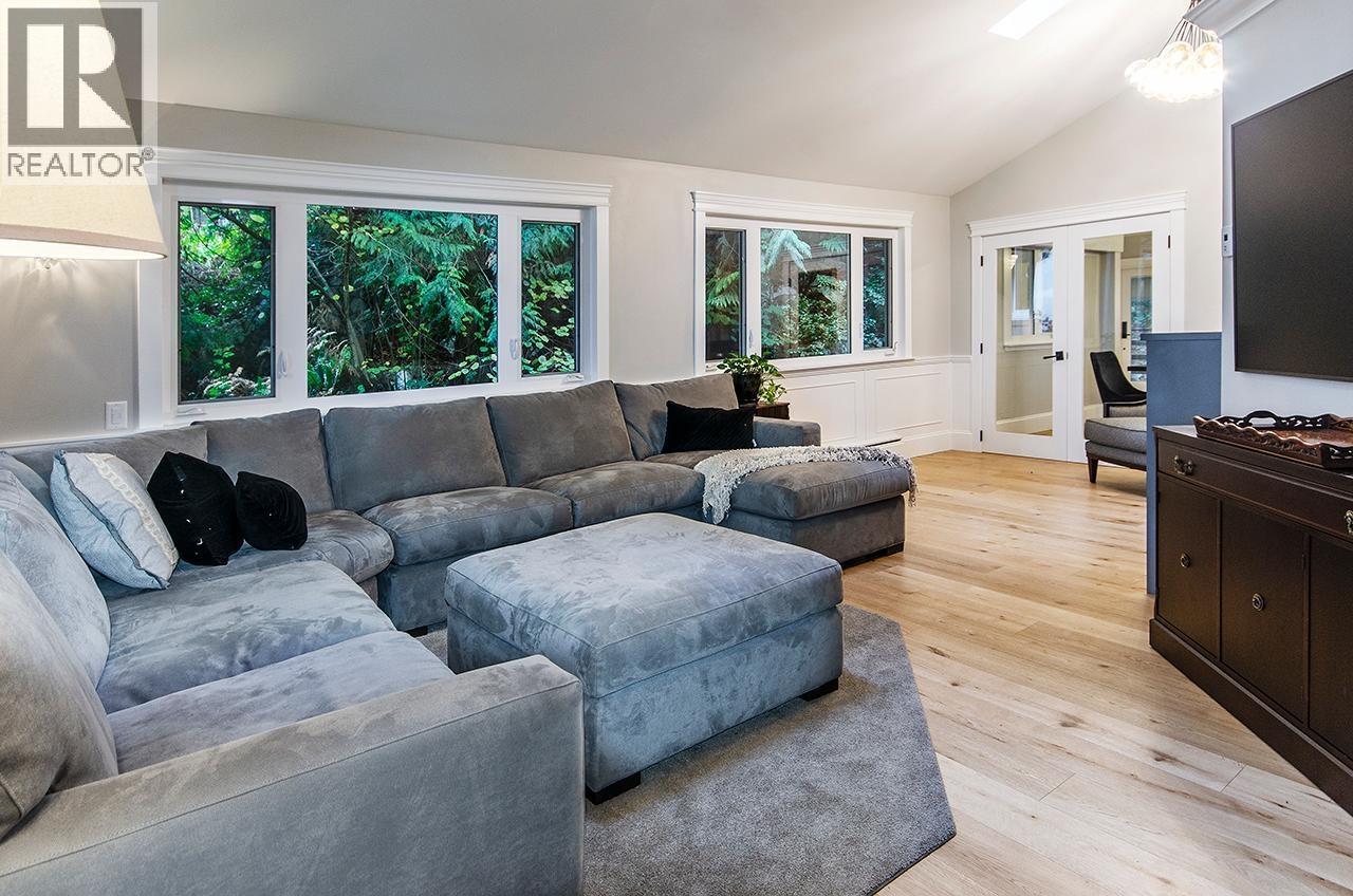 3091 ROYAL AVENUE, North Vancouver