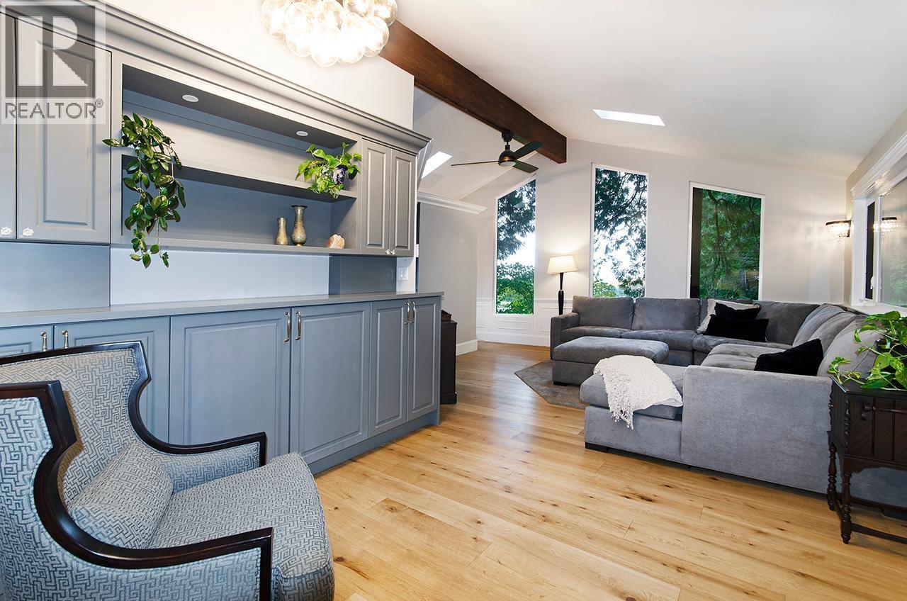 3091 ROYAL AVENUE, North Vancouver