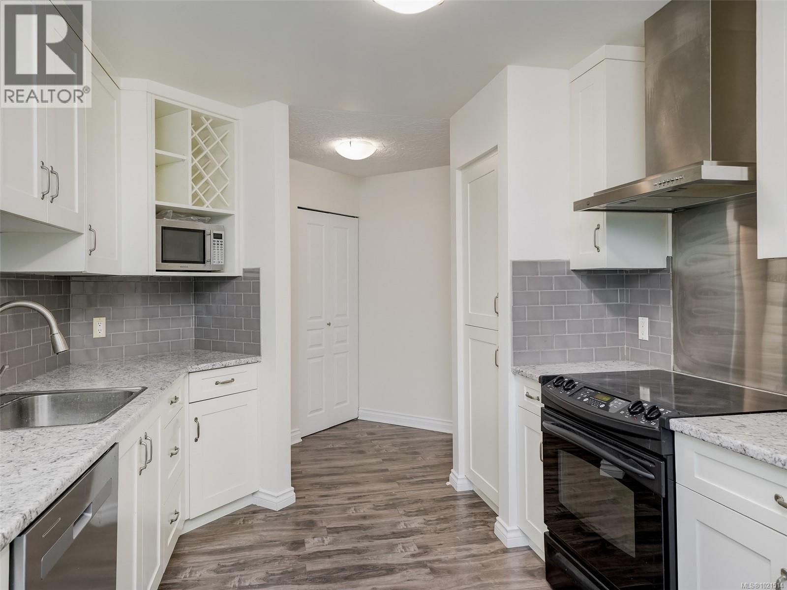 Single Family House Contemporary for Sale in   Marsett Pl Park Royal Place Saanich 