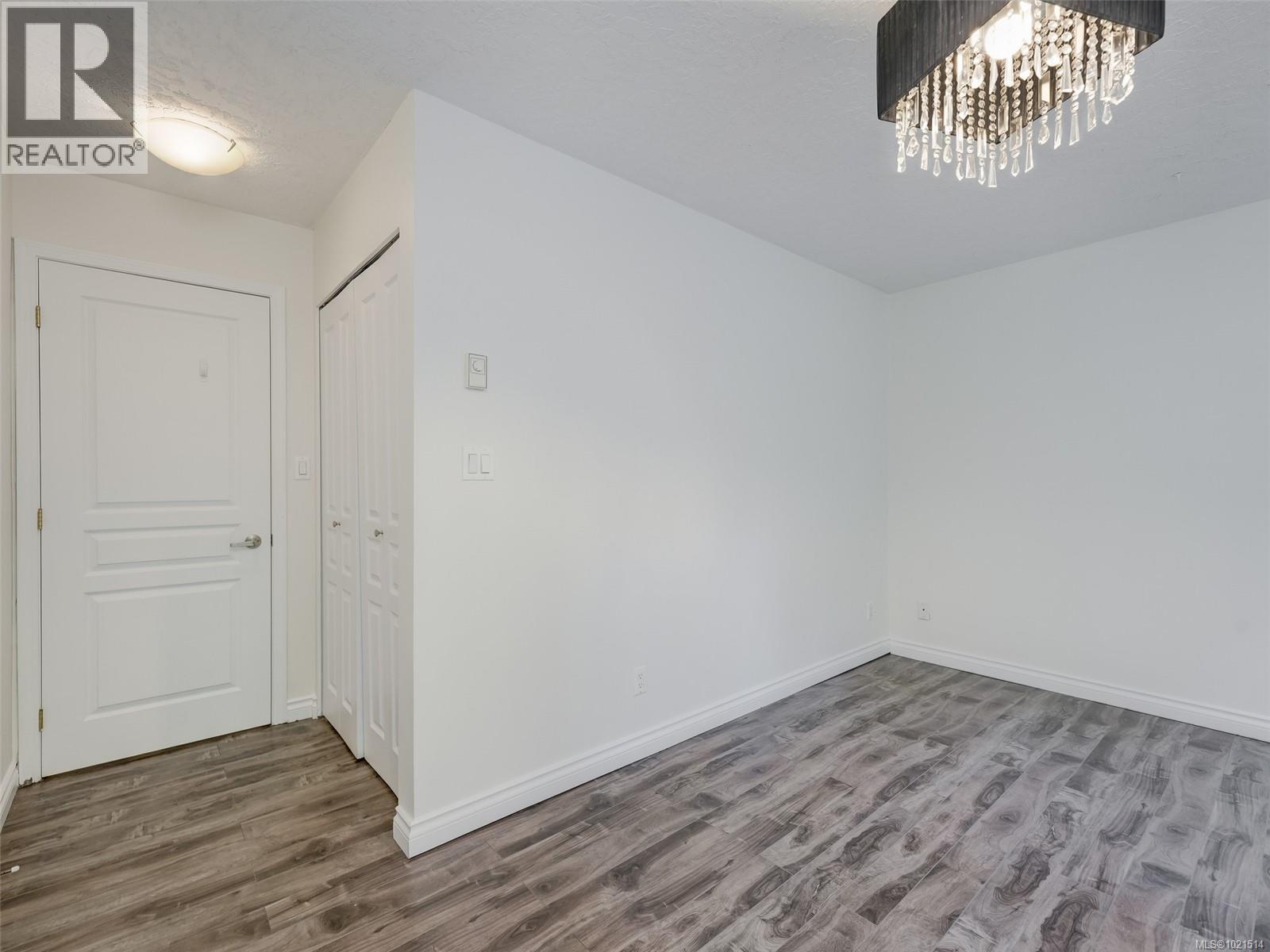 Single Family House Contemporary for Sale in   Marsett Pl Park Royal Place Saanich 