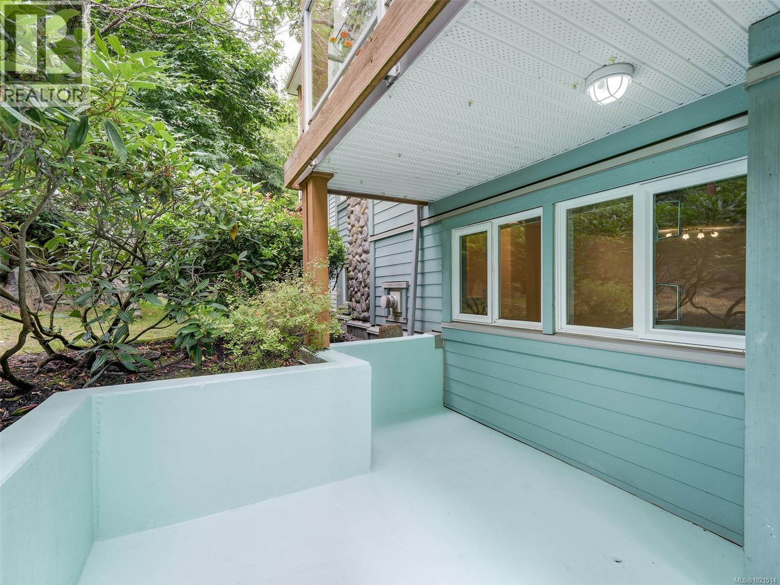 Single Family House Contemporary for Sale in   Marsett Pl Park Royal Place Saanich 
