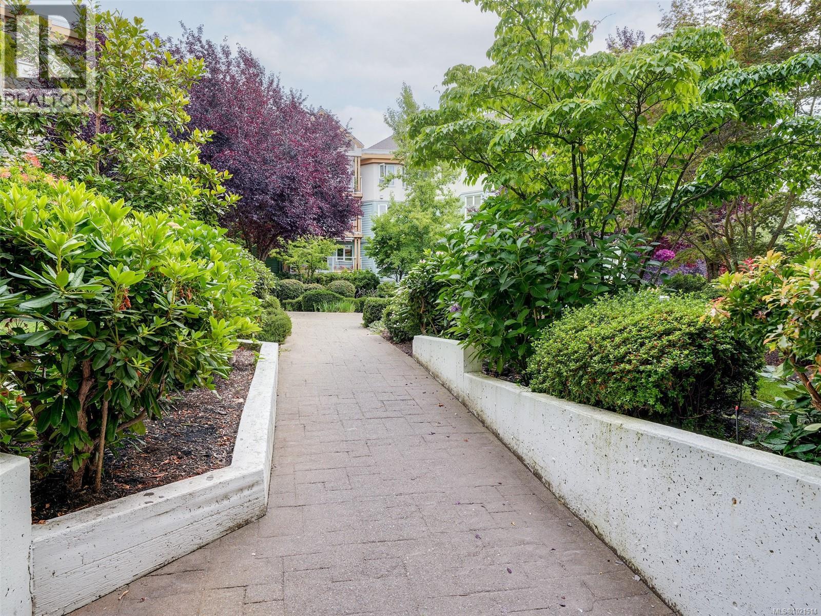 Single Family House Contemporary for Sale in   Marsett Pl Park Royal Place Saanich 