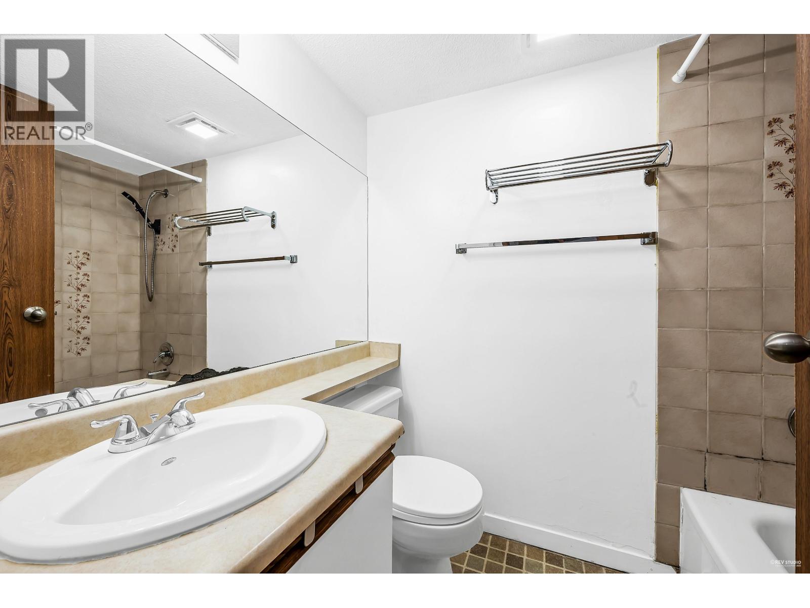 108 812 MILTON STREET, New Westminster