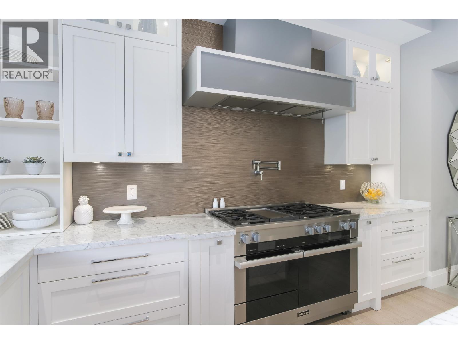 4090 SUNNYCREST DRIVE, North Vancouver