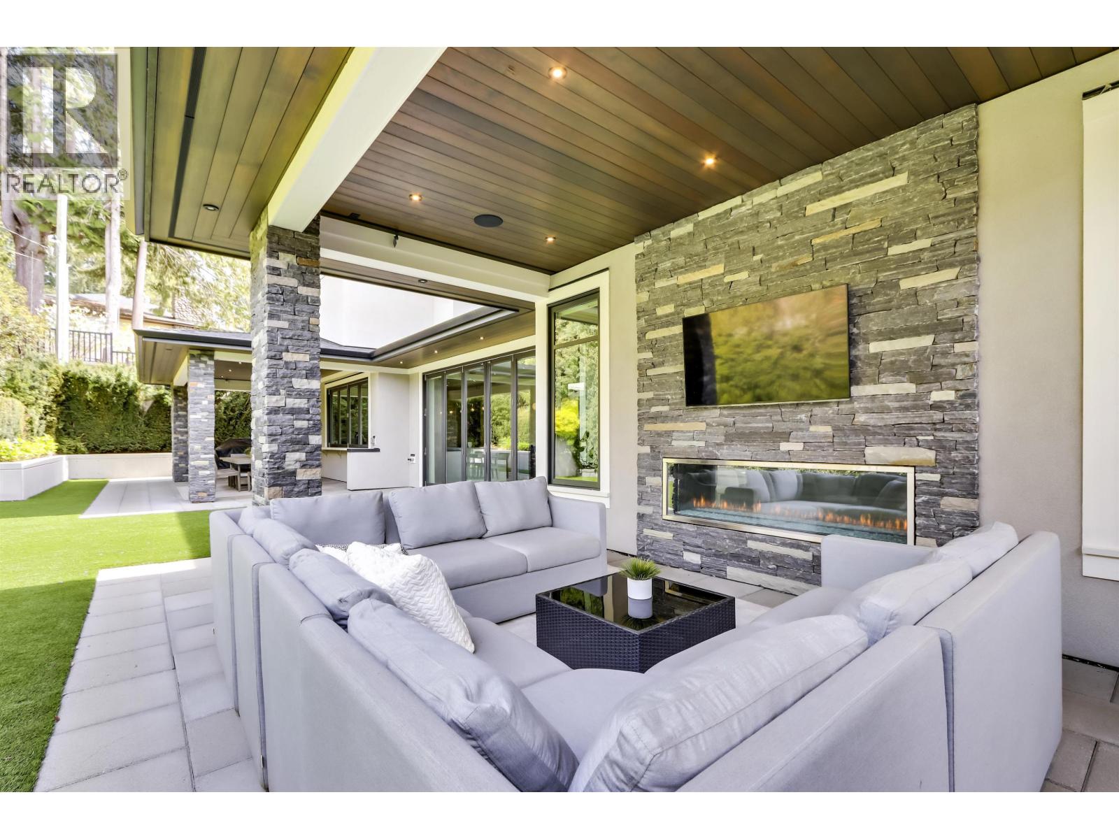 4090 SUNNYCREST DRIVE, North Vancouver