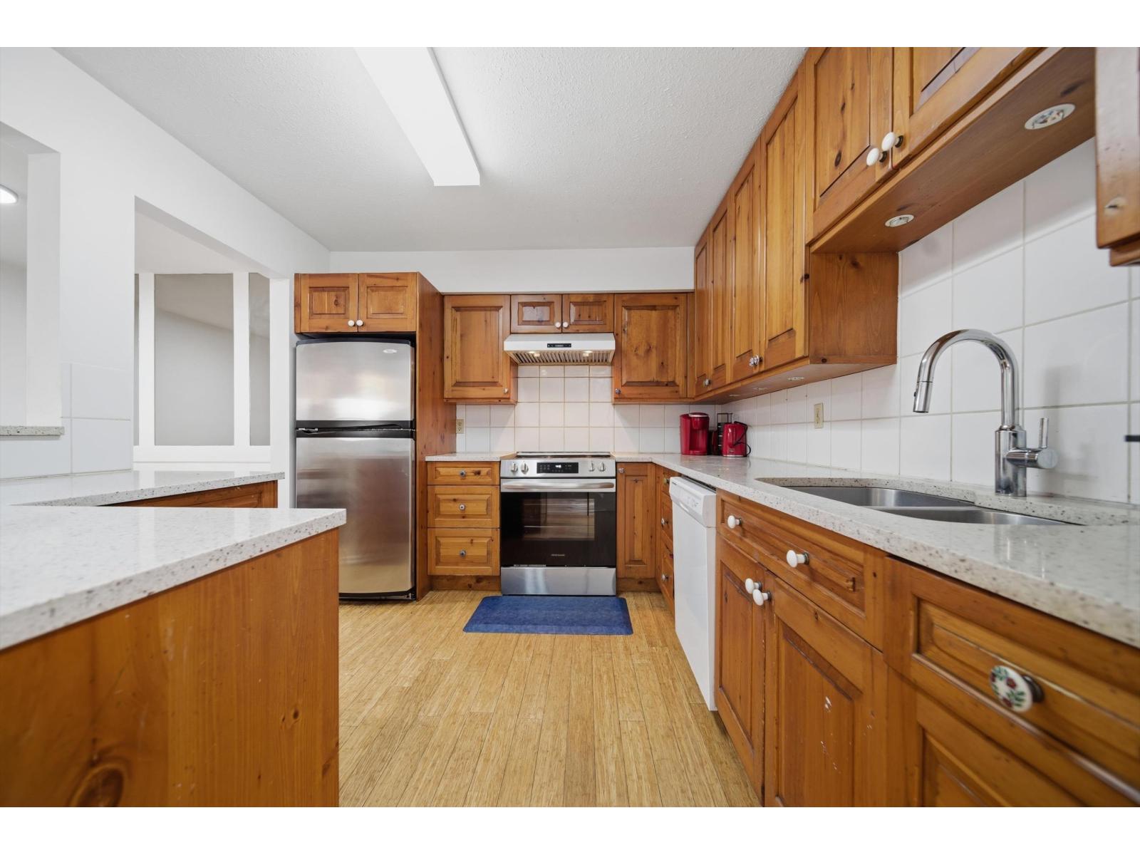 104 15290 THRIFT AVENUE, White Rock