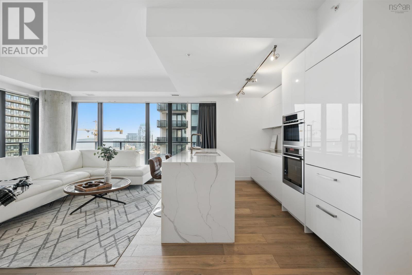 Property 15 of 42 of 910 1650 Granville Street