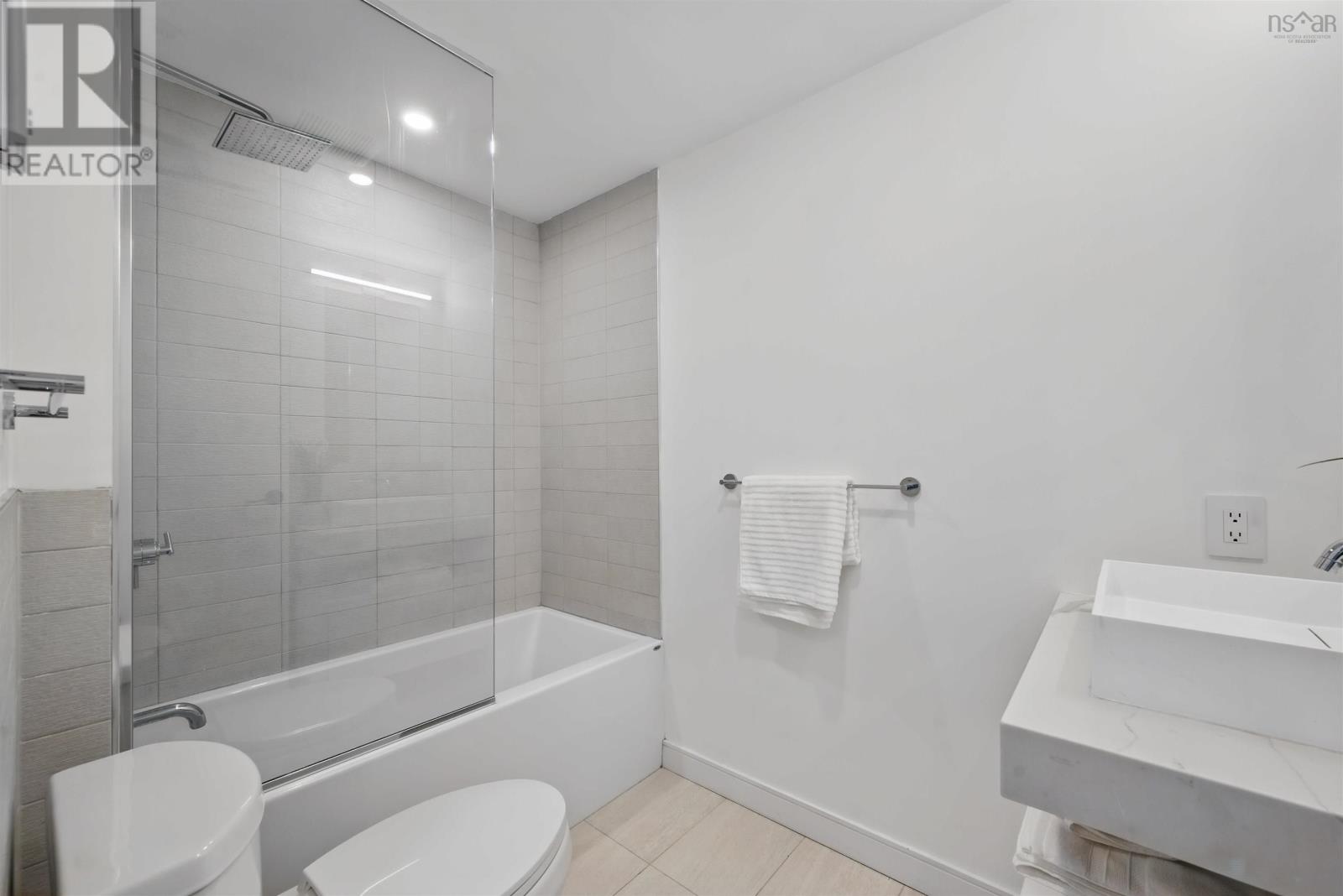 Property 30 of 42 of 910 1650 Granville Street