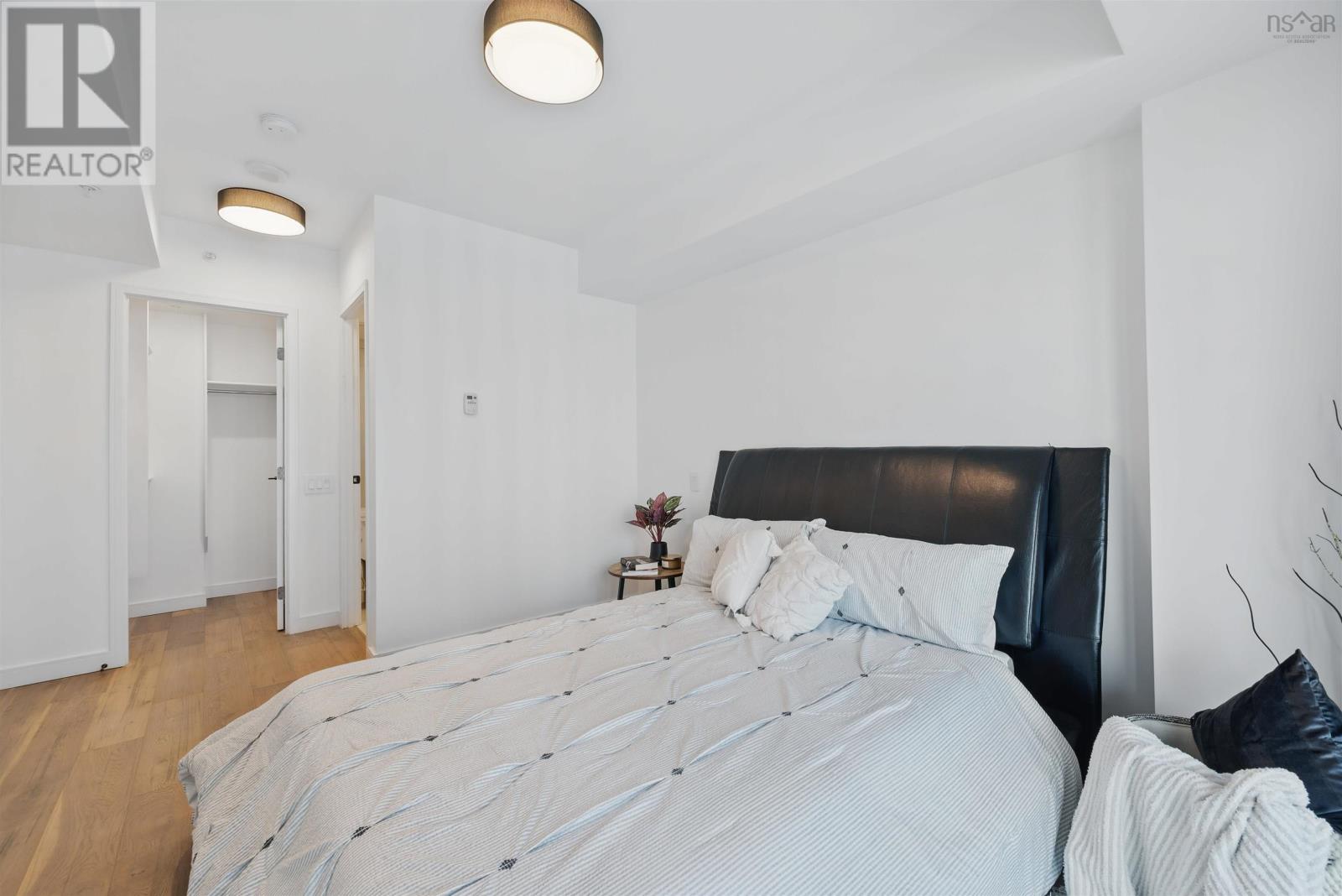 Property 28 of 42 of 910 1650 Granville Street