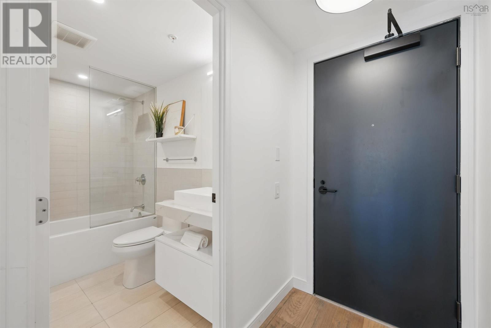 Property 4 of 42 of 910 1650 Granville Street