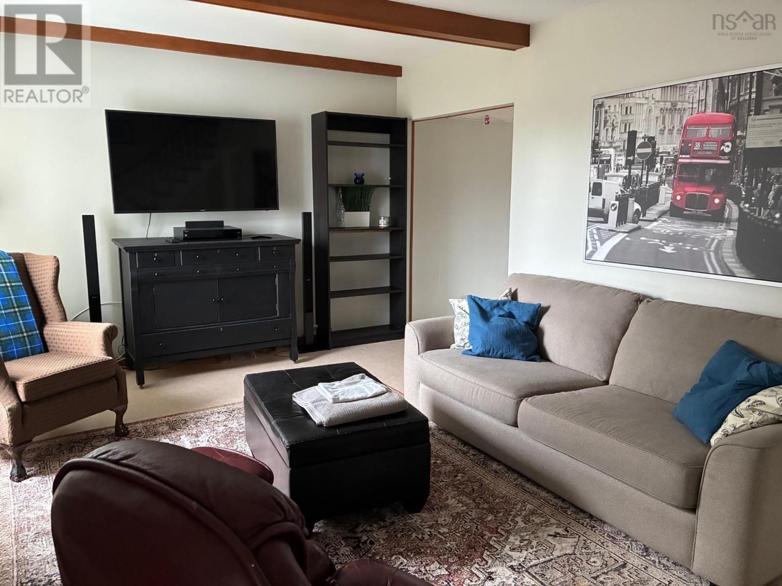 Property 8 of 18 of 115 Queen