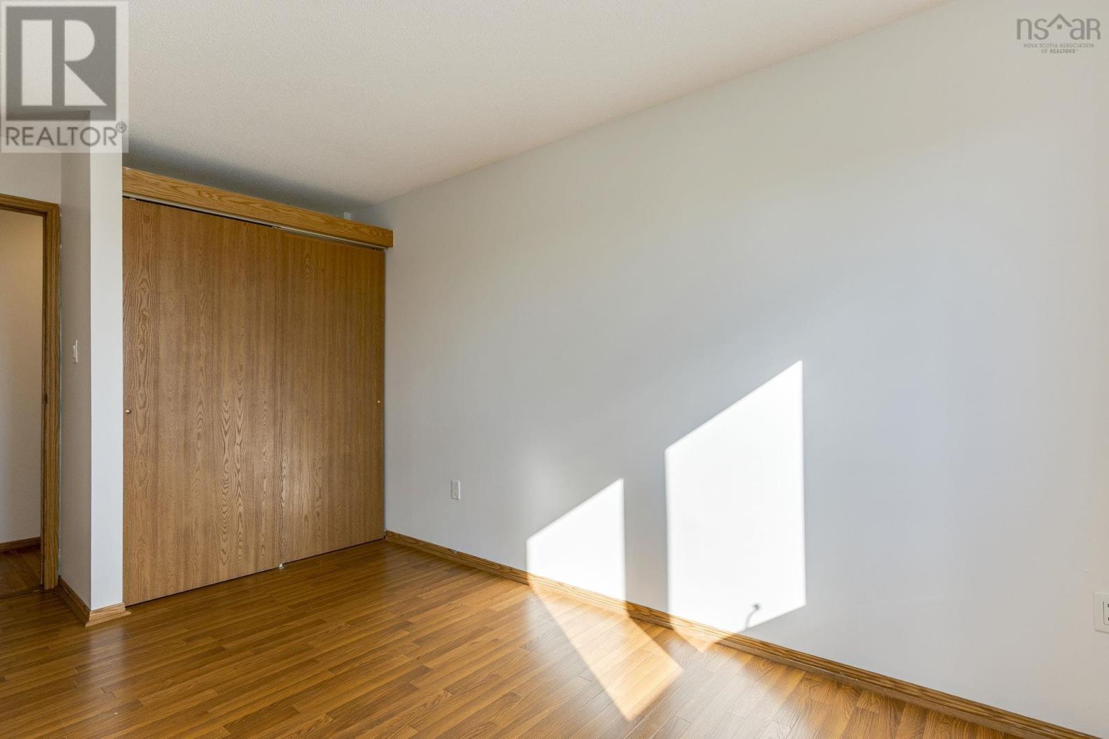 Property 16 of 30 of 219 3700 John Parr