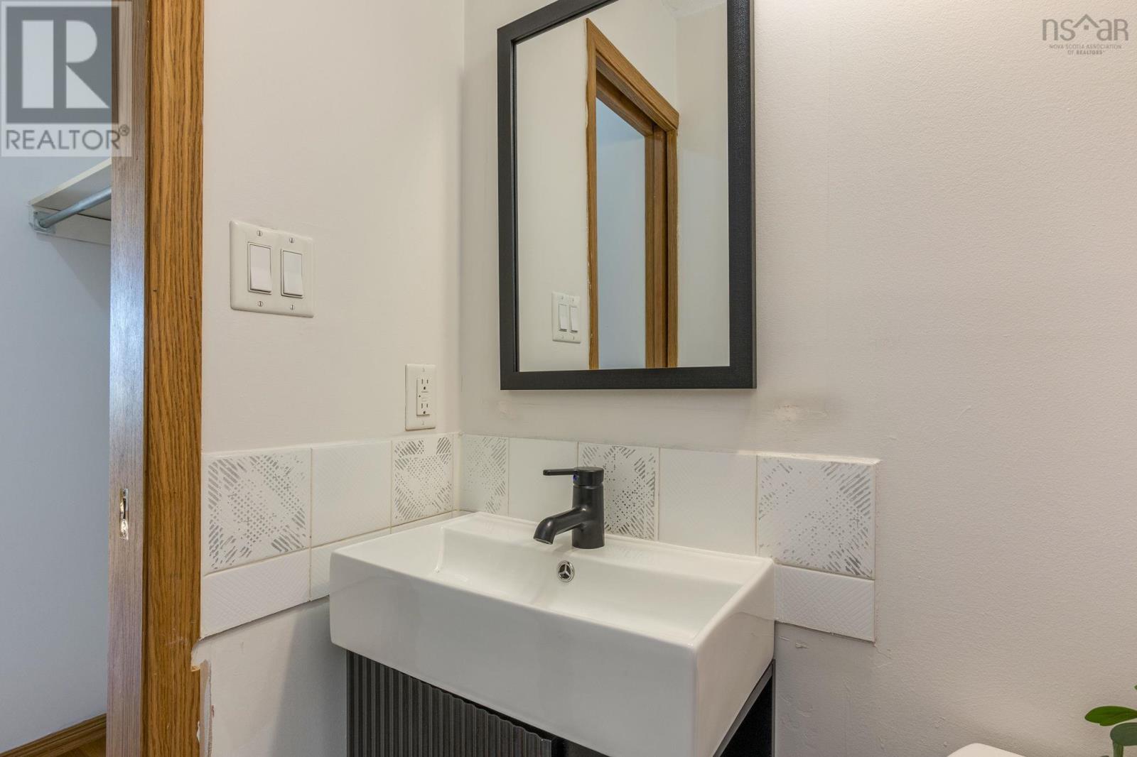 Property 14 of 30 of 219 3700 John Parr