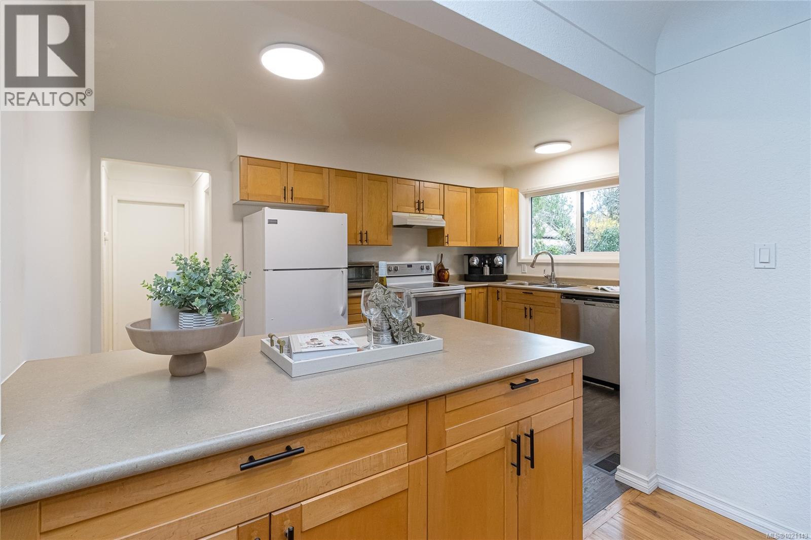  3375 Kingsley Place, Saanich