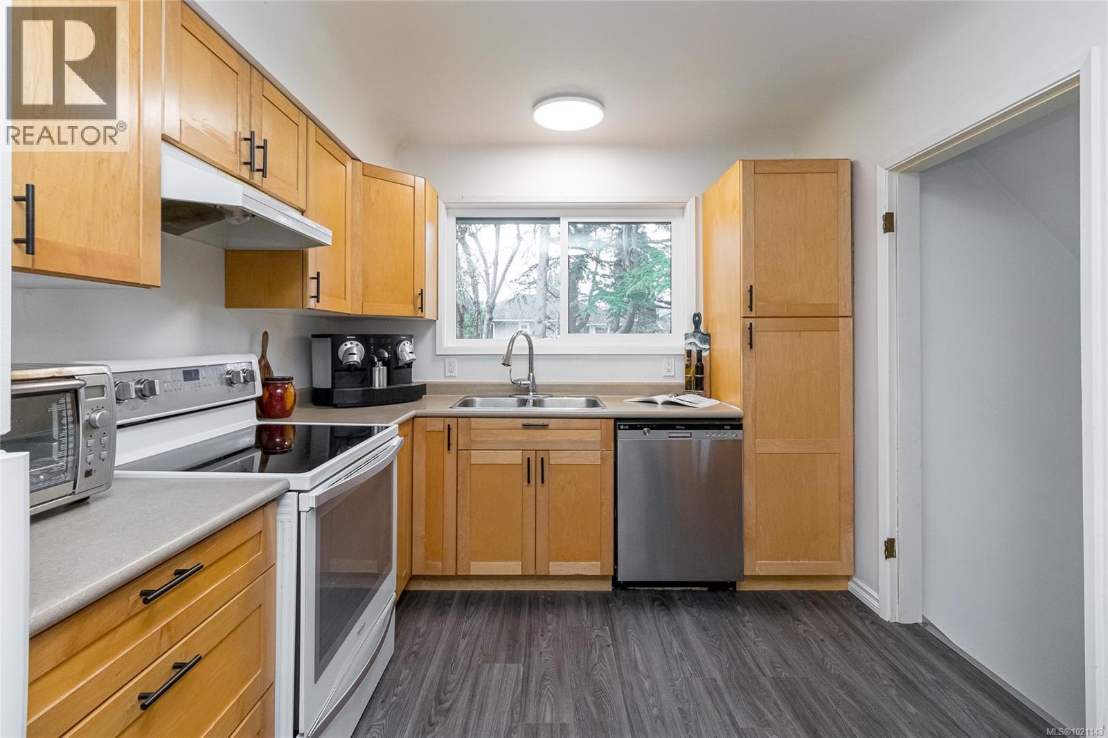  3375 Kingsley Place, Saanich