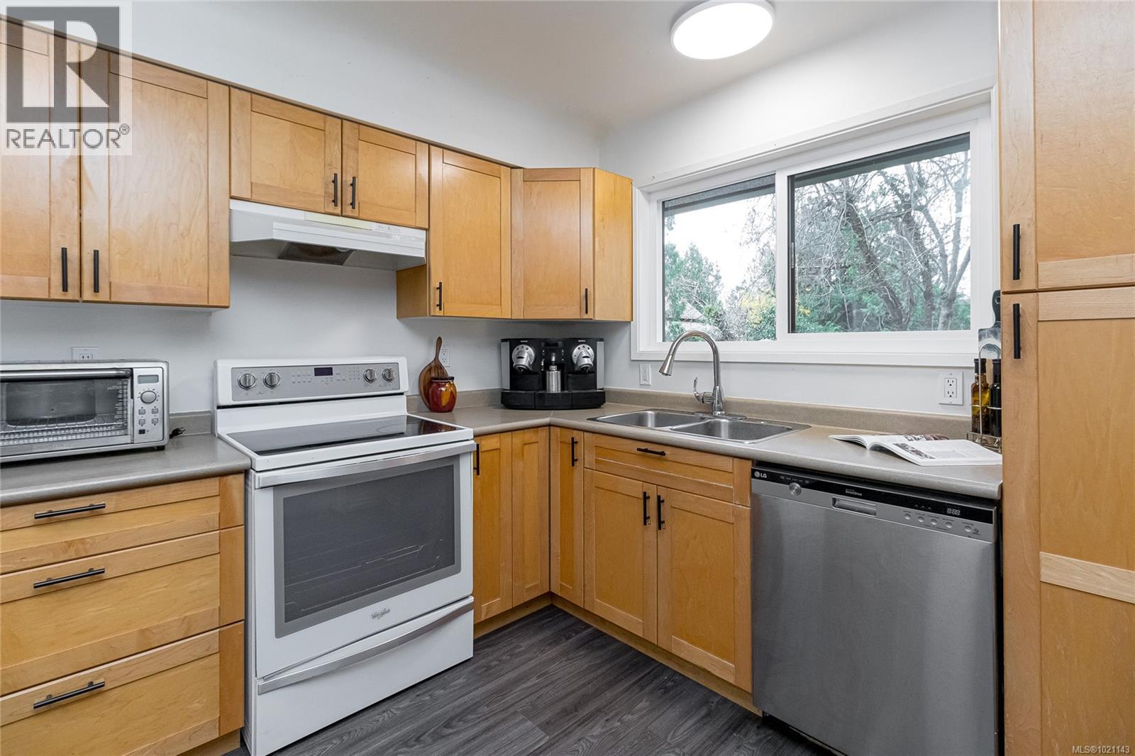  3375 Kingsley Place, Saanich