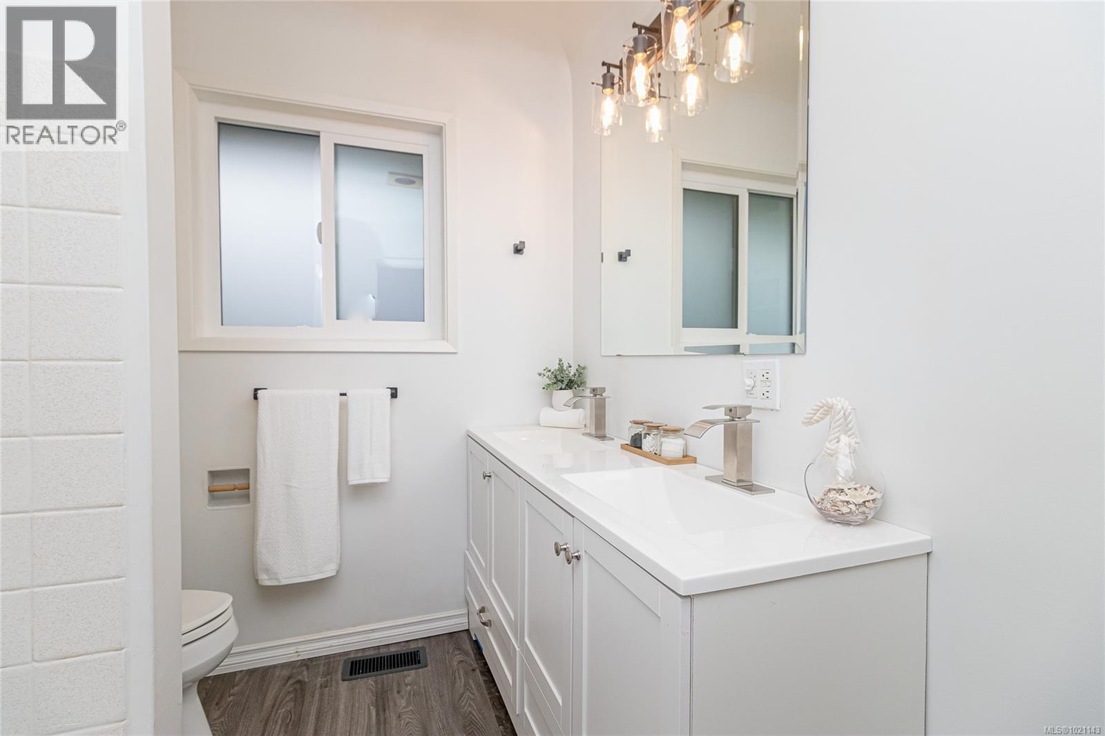  3375 Kingsley Place, Saanich