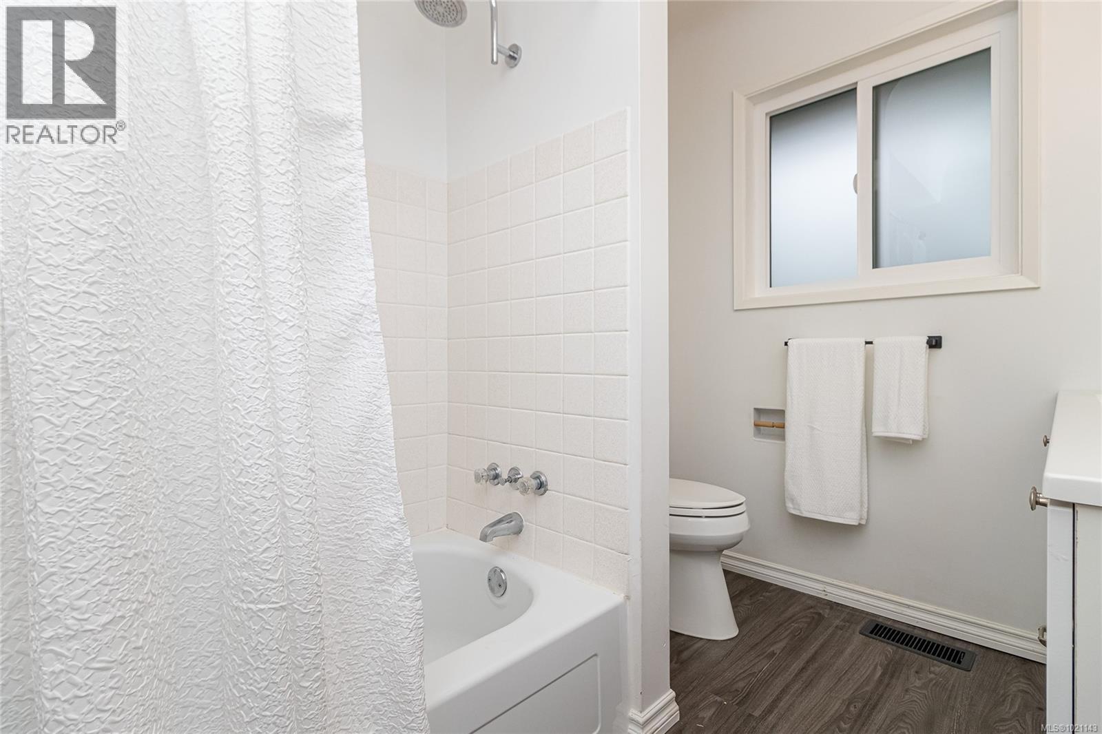  3375 Kingsley Place, Saanich