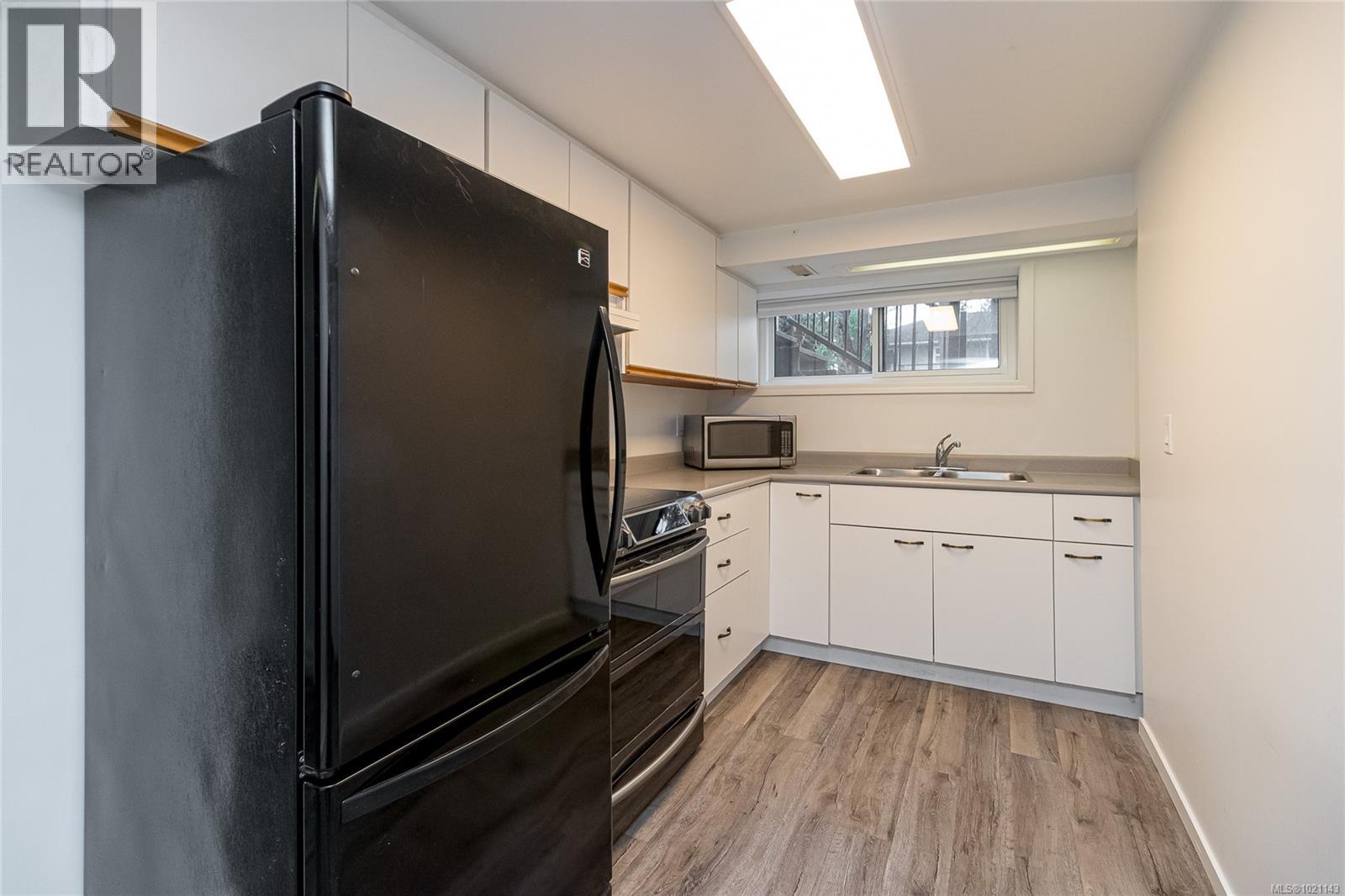  3375 Kingsley Place, Saanich