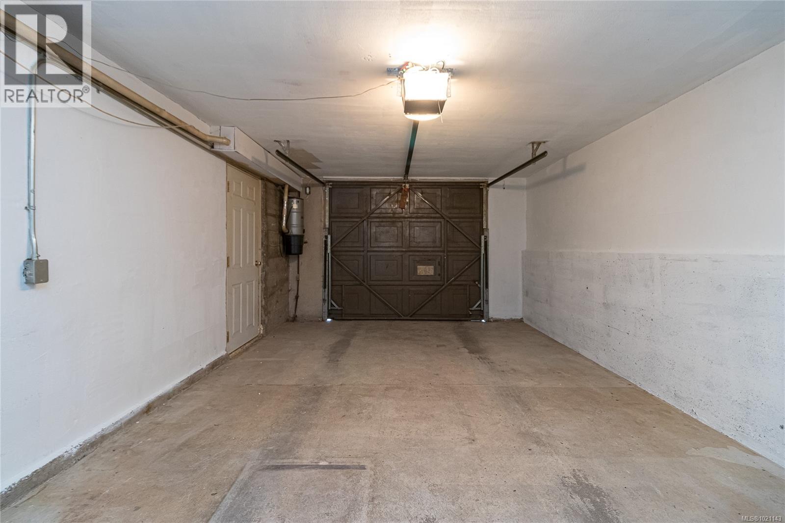  3375 Kingsley Place, Saanich