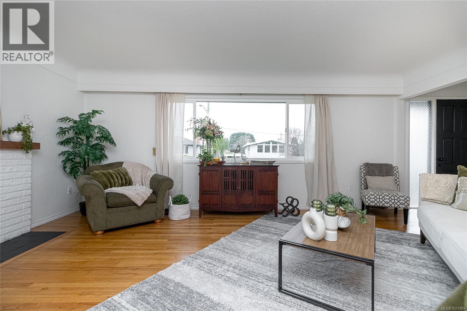  3375 Kingsley Place, Saanich