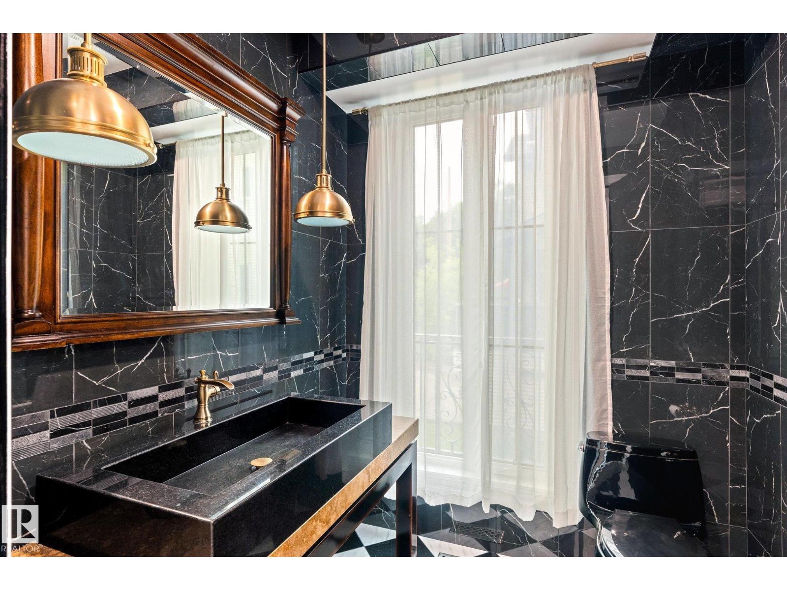 11833 102 AV NW, Edmonton