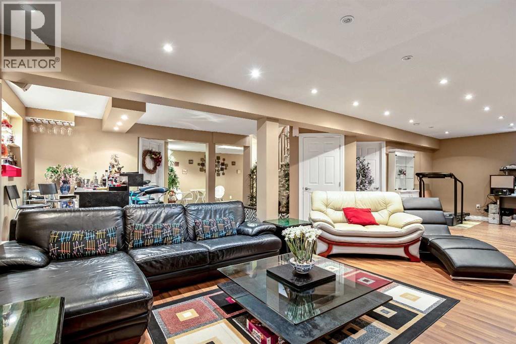 Single Family House for Sale in  Simcrest Manor SW Signal Hill Calgary 