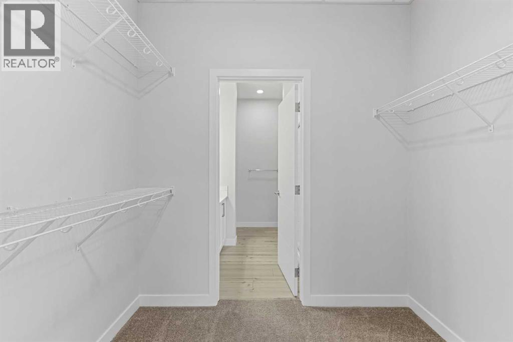 Single Family House for Sale in   Les Jardins Park SE Douglasdale/Glen Calgary 