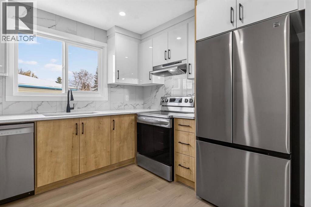 Single Family House Bi-level for Sale in  Pinehill Road NE Pineridge Calgary 