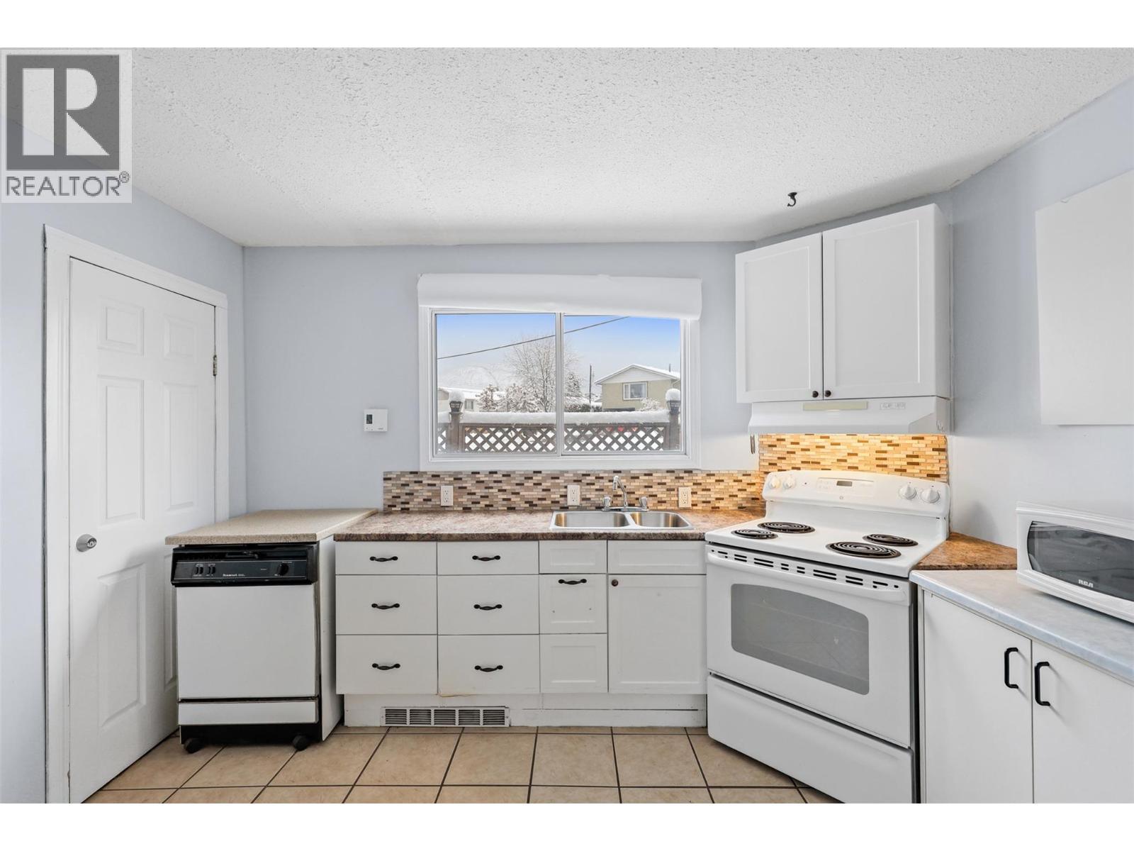 2667 YOUNG Place - 29