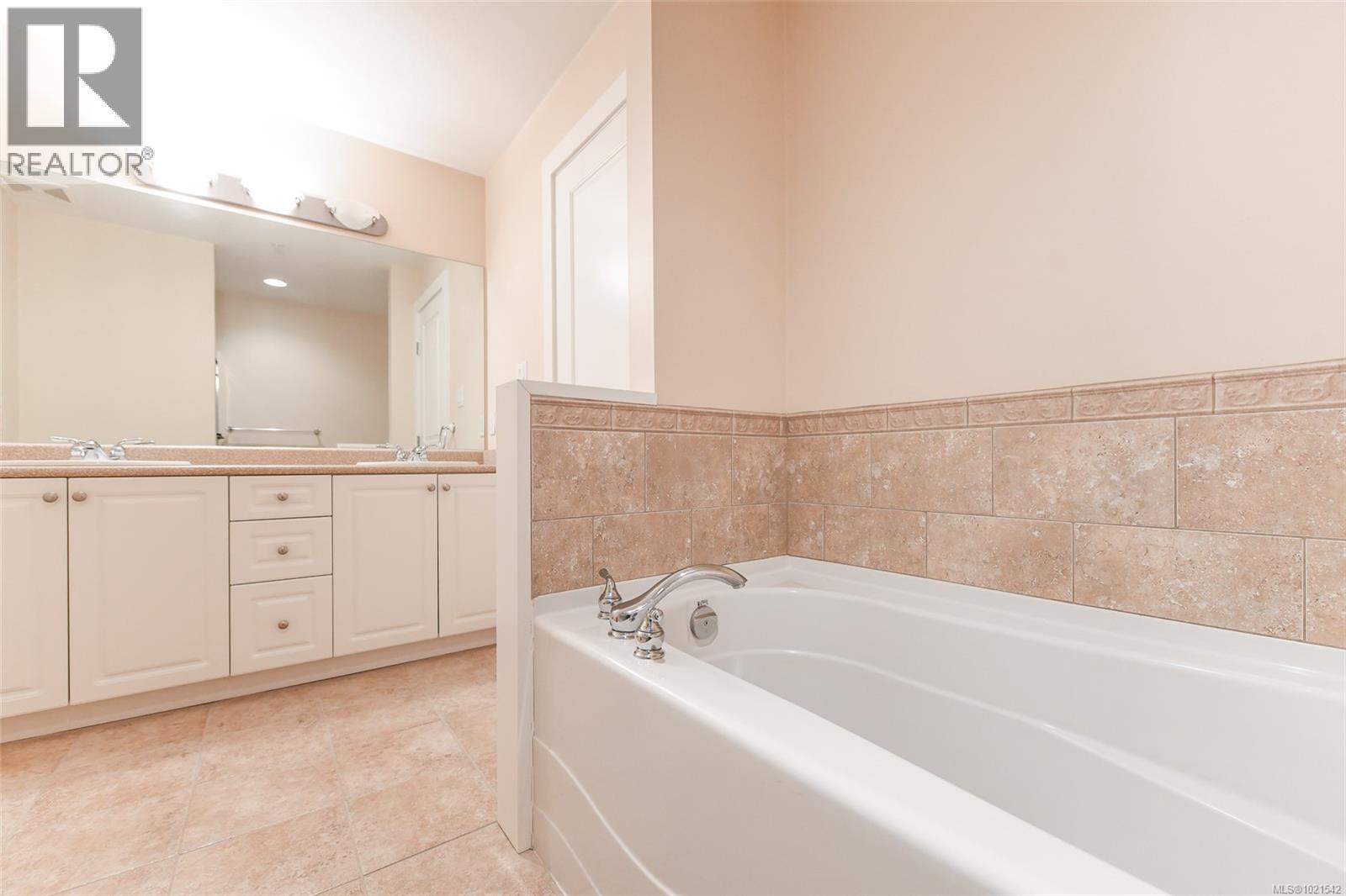 412 2275 Comox Ave, Comox