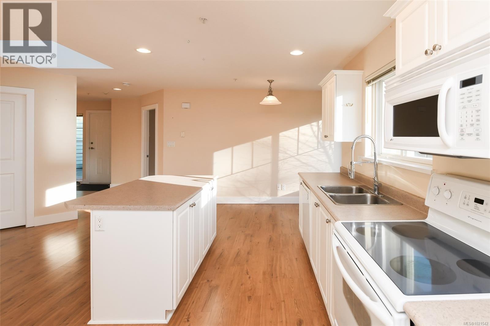 412 2275 Comox Ave, Comox