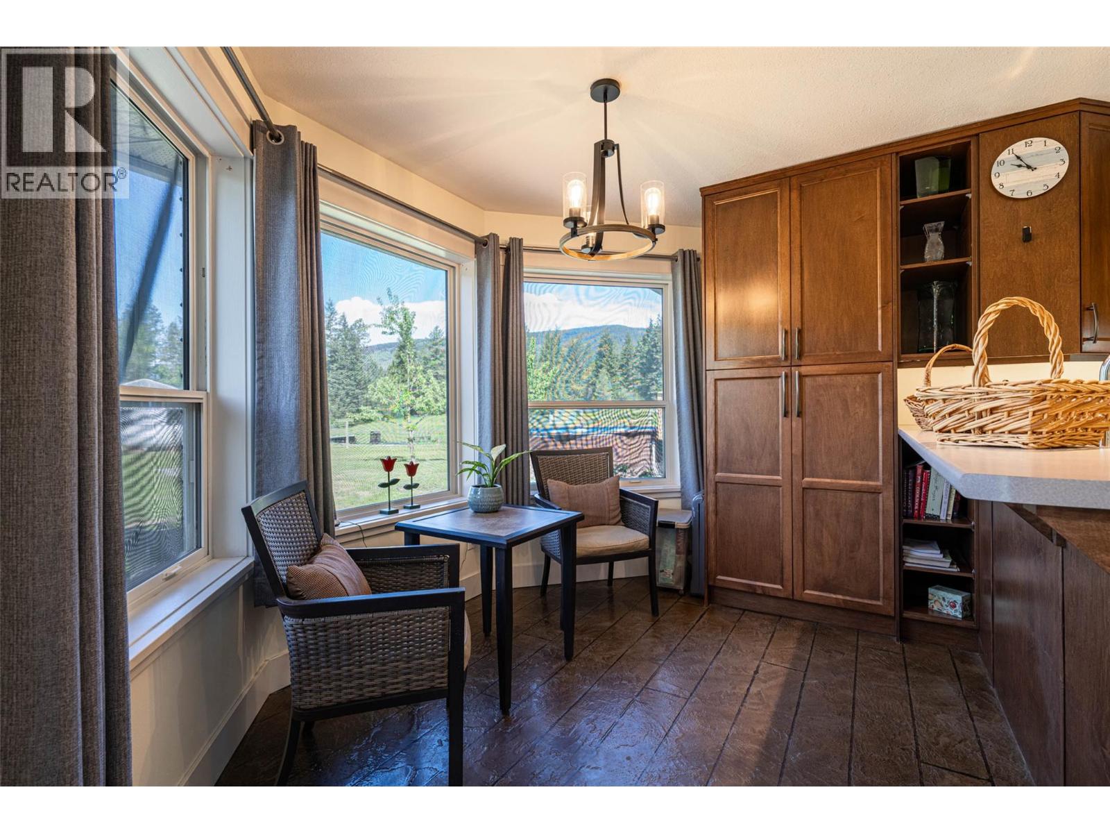  4858 Salmon River Road, Spallumcheen