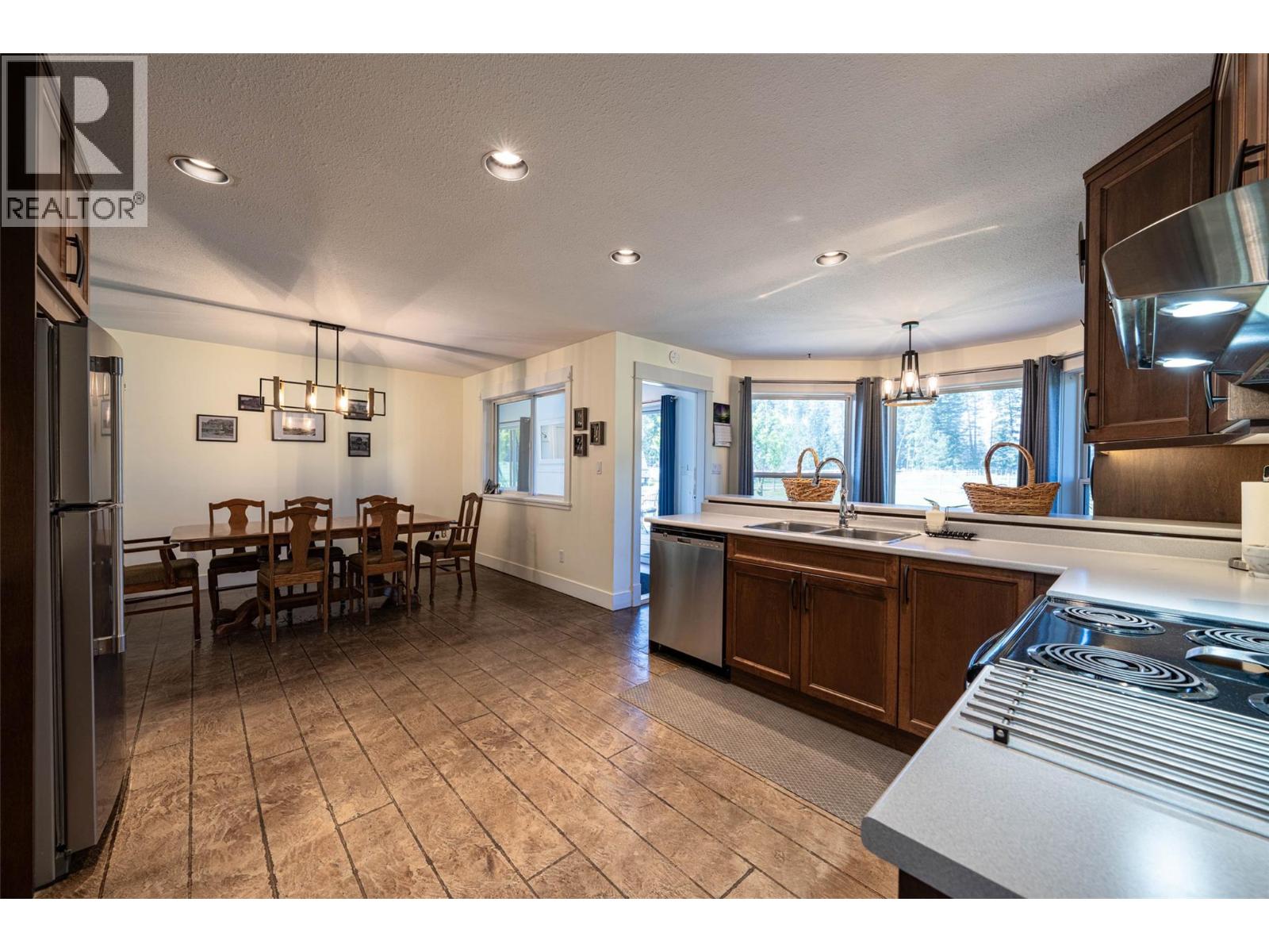  4858 Salmon River Road, Spallumcheen