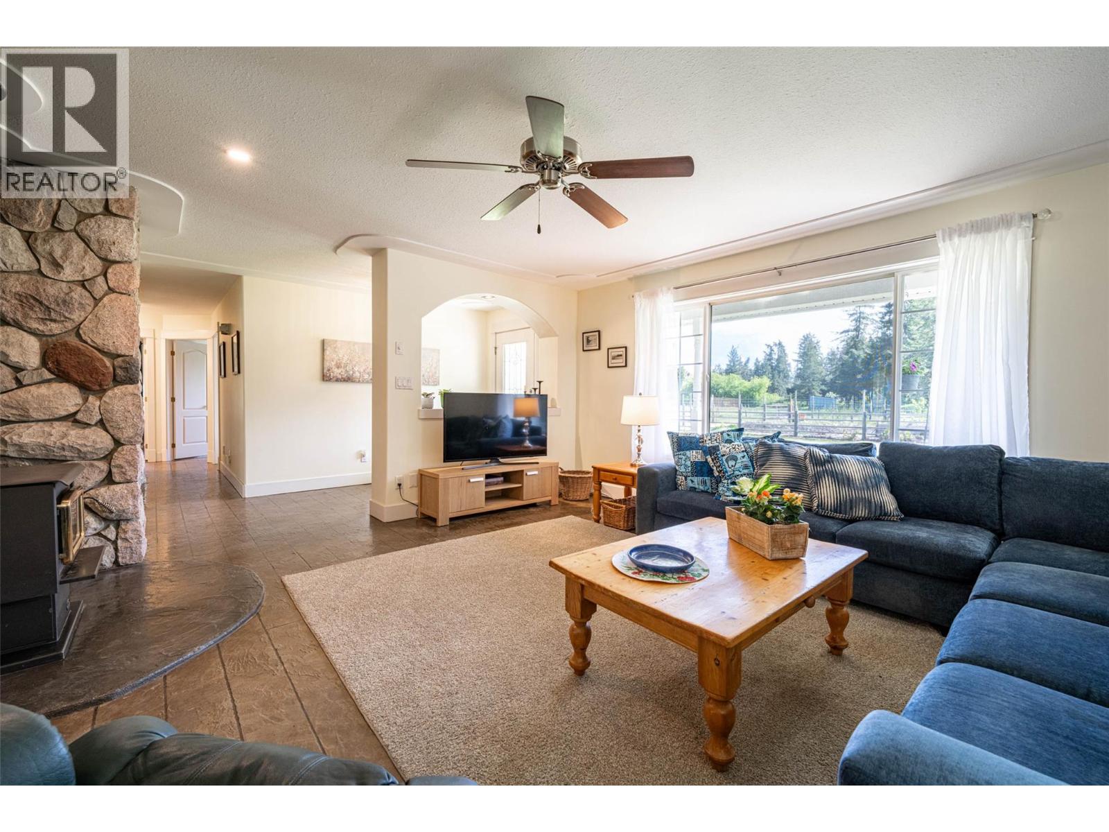  4858 Salmon River Road, Spallumcheen