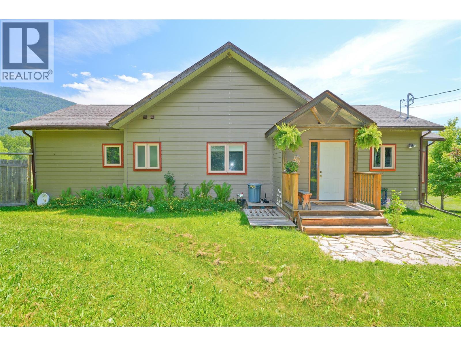 6702 APPLEDALE LOWER Road - Photo 2 of 63, Winlaw, British Columbia