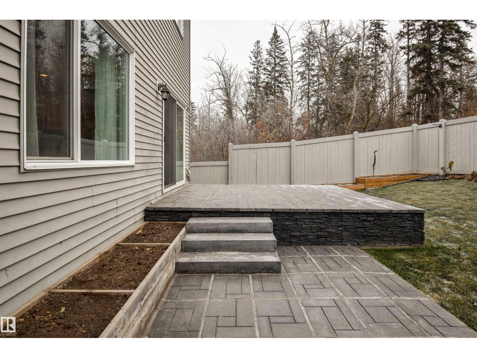 19 Meadowgrove LN, Spruce Grove