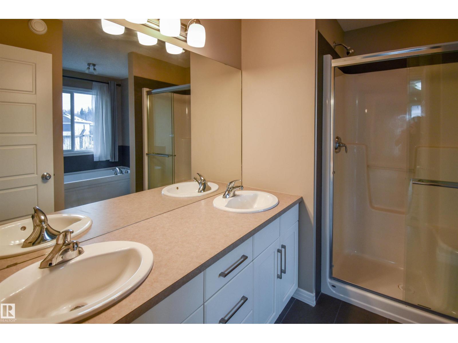 19 Meadowgrove LN, Spruce Grove