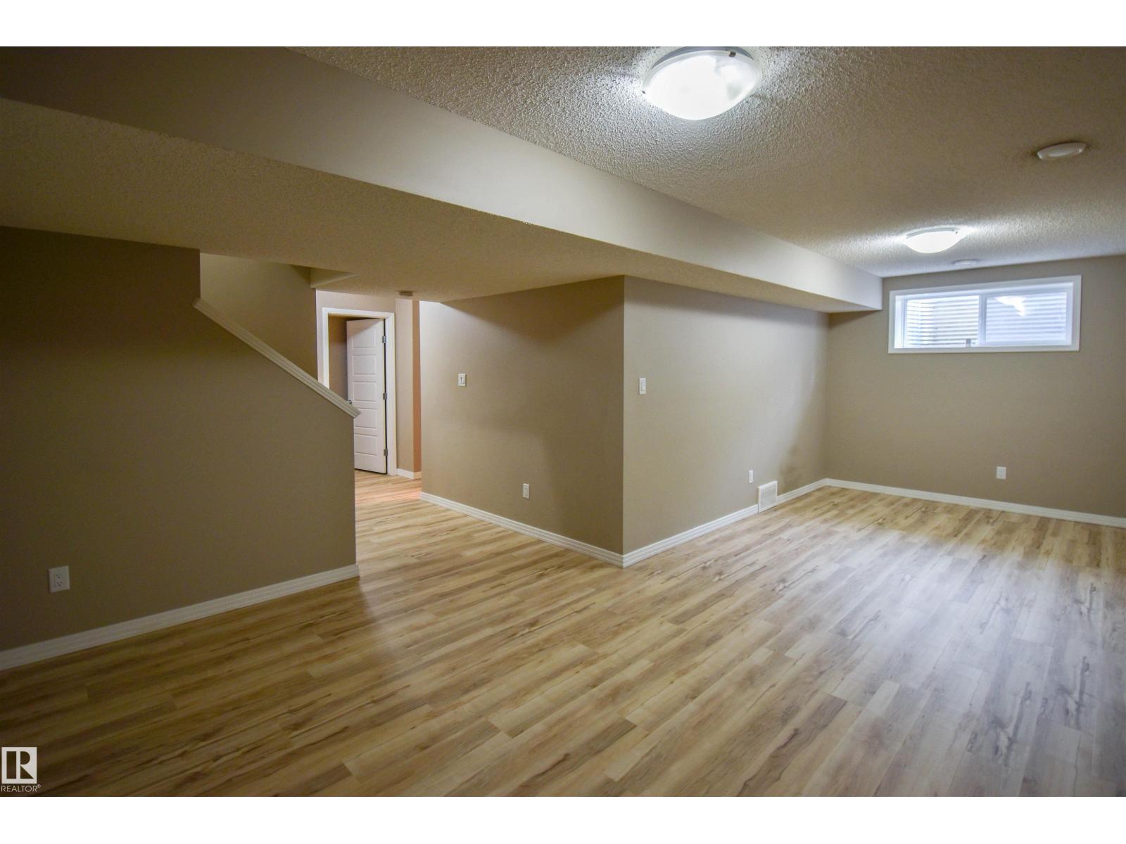 19 Meadowgrove LN, Spruce Grove