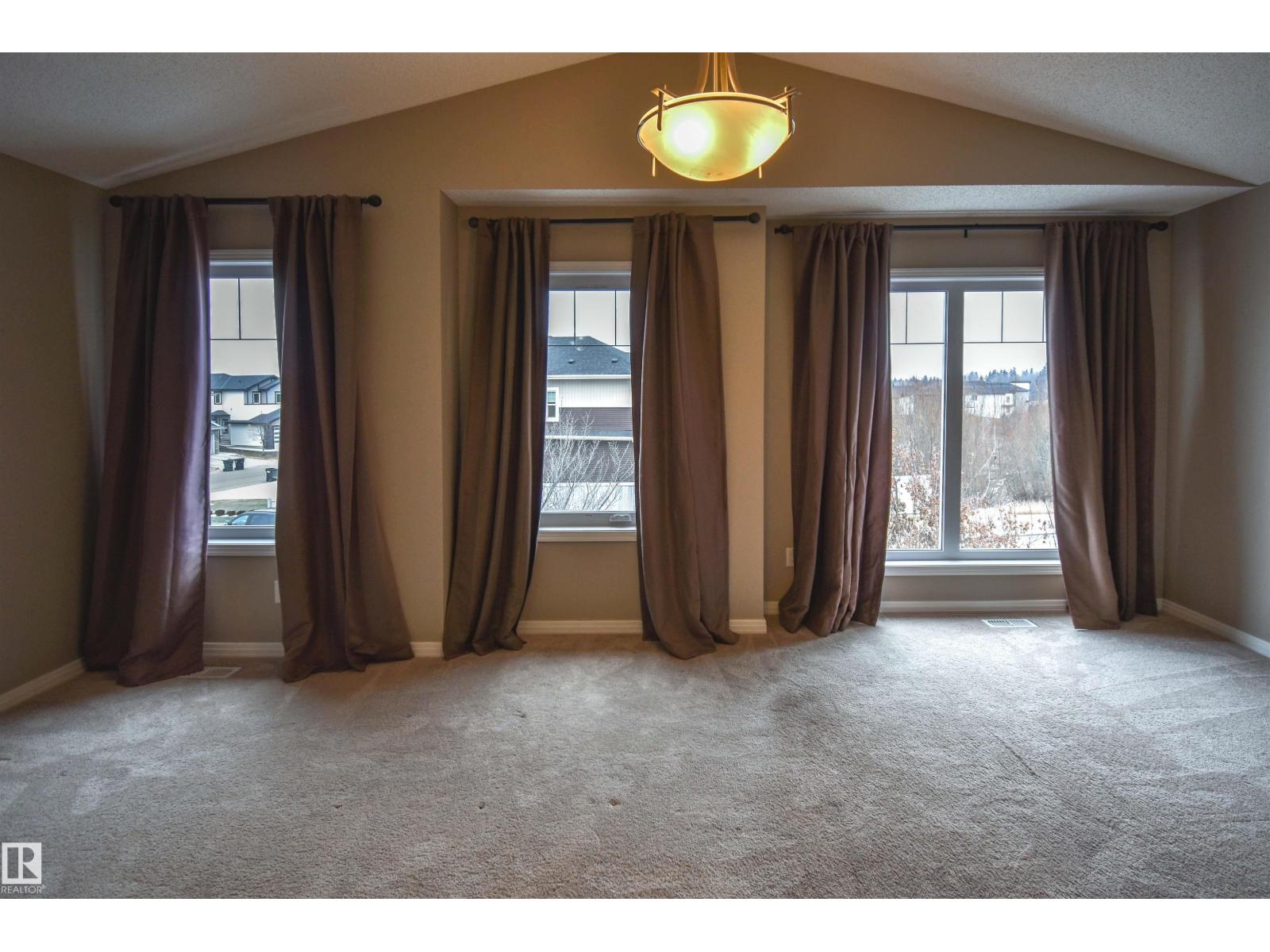 19 Meadowgrove LN, Spruce Grove