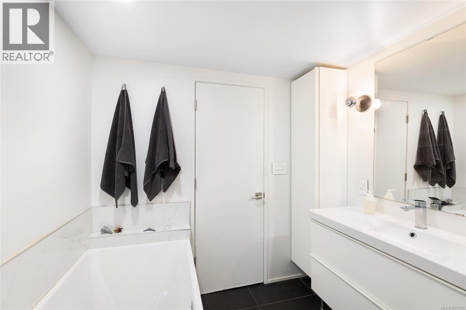 5087 Catalina Terr, Saanich