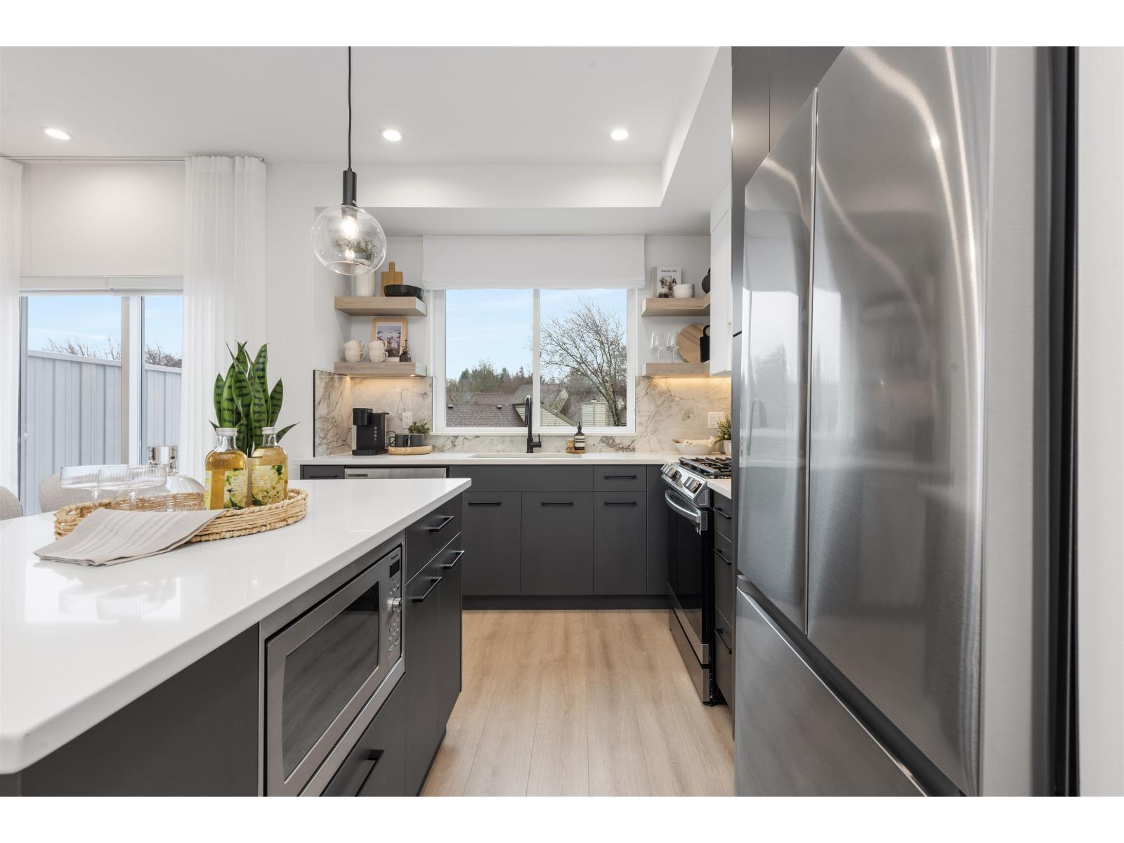 7 19330 FAIRWAY DRIVE - Photo 3 of 16, Surrey, British Columbia