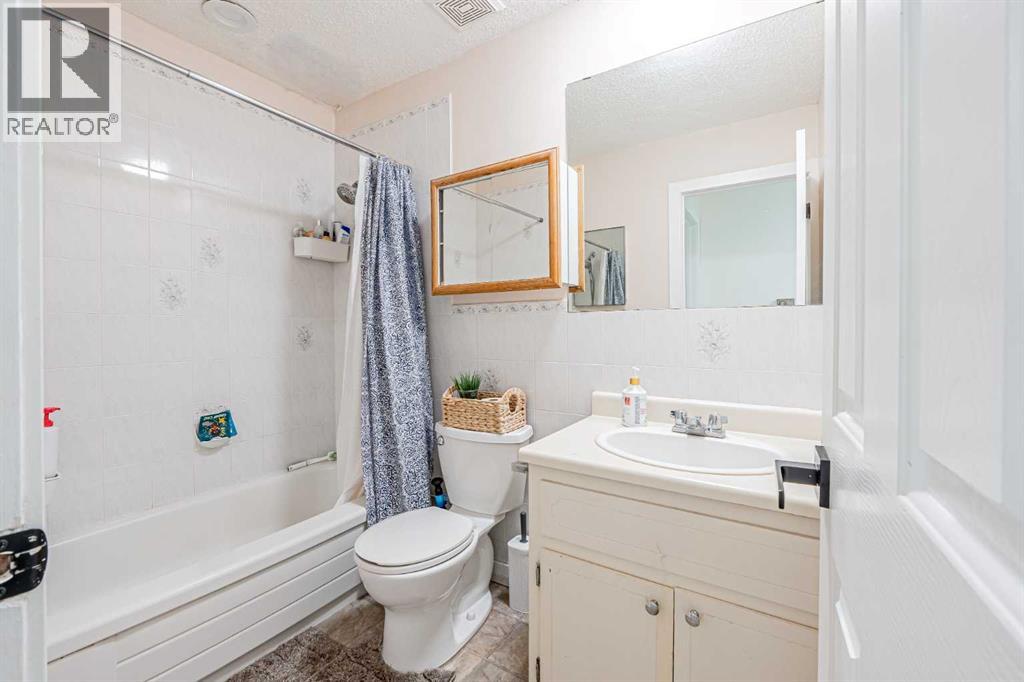 Single Family House Bungalow for Sale in  Dovercliffe Way SE Dover Calgary 