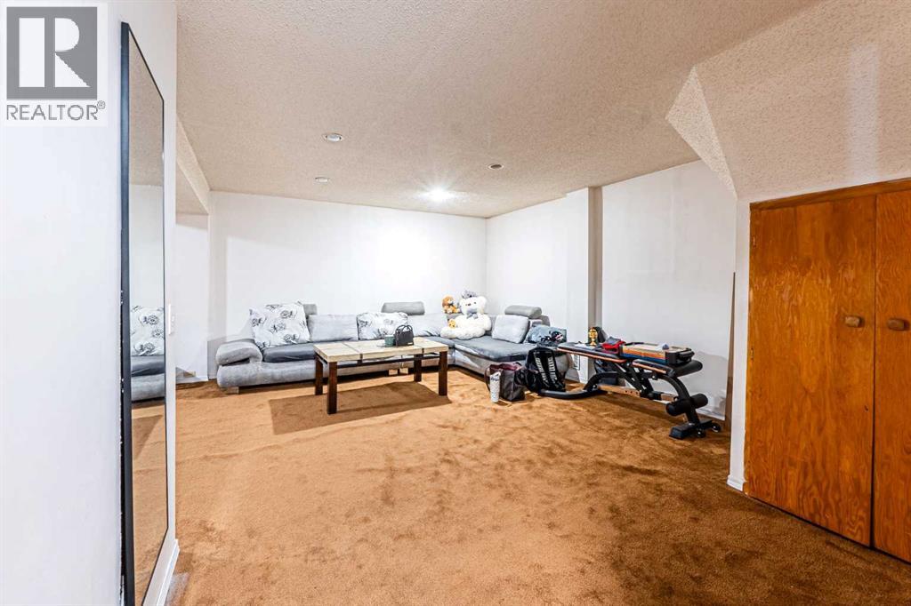 Single Family House Bungalow for Sale in  Dovercliffe Way SE Dover Calgary 