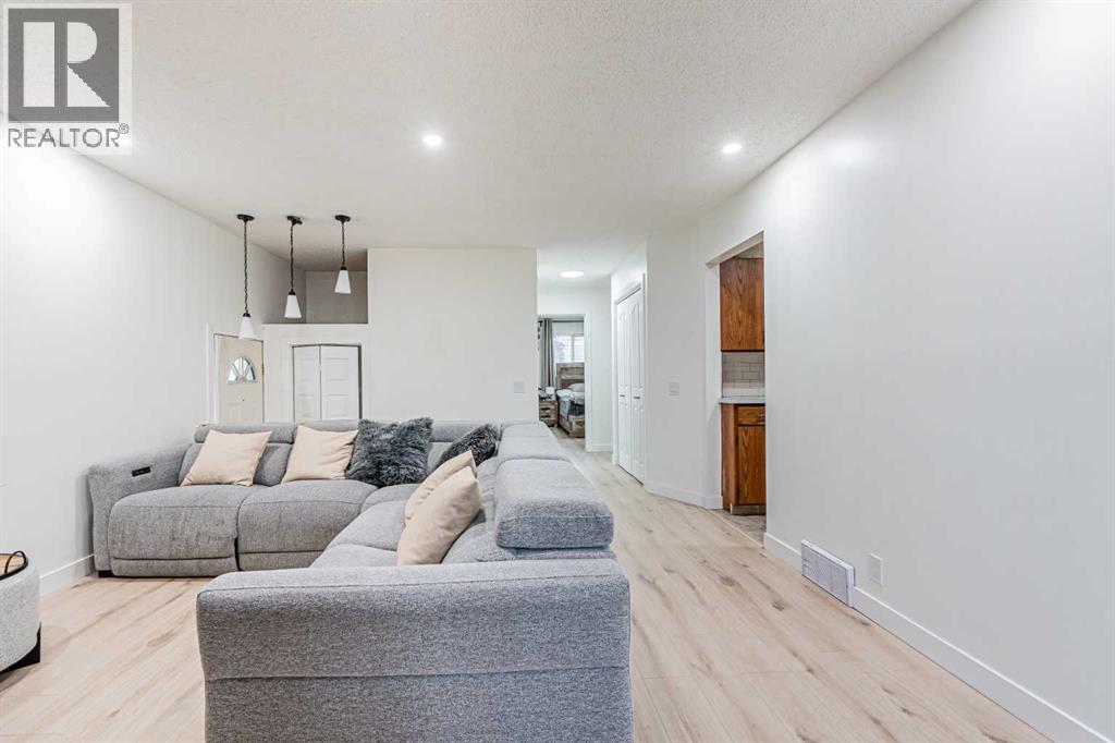 Single Family House Bungalow for Sale in  Dovercliffe Way SE Dover Calgary 