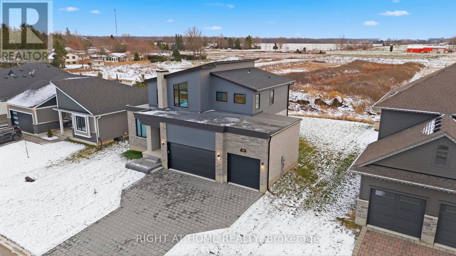 Single Family House for Sale in  MCLEOD STREET North Middlesex (Parkhill) 