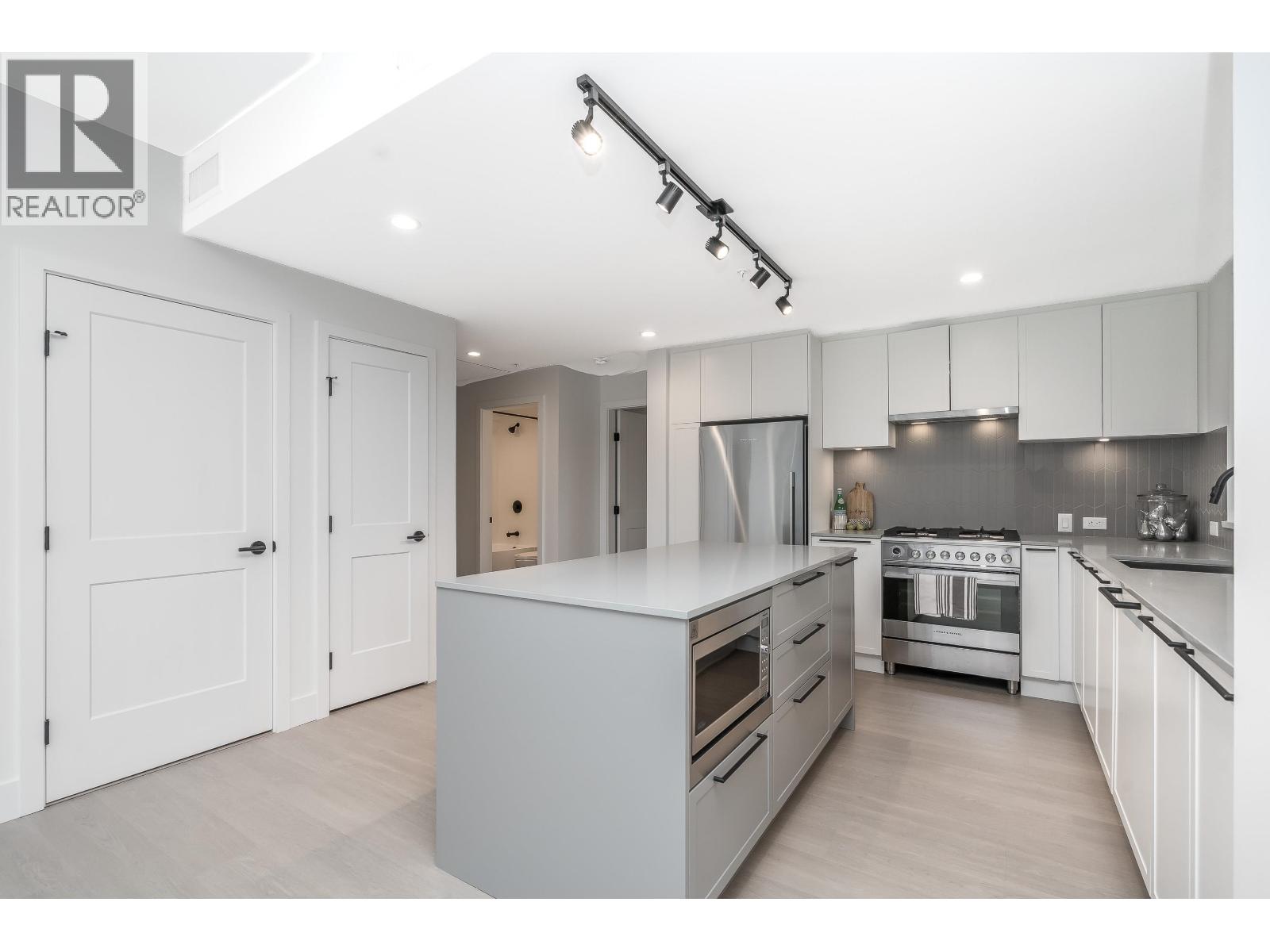 #102-320 RIDGE Street, Delta