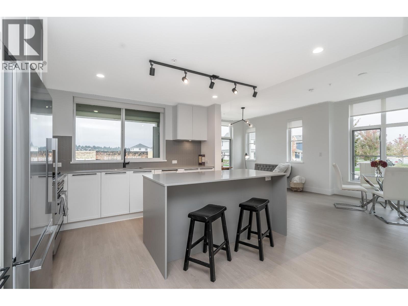 #102-320 RIDGE Street, Delta