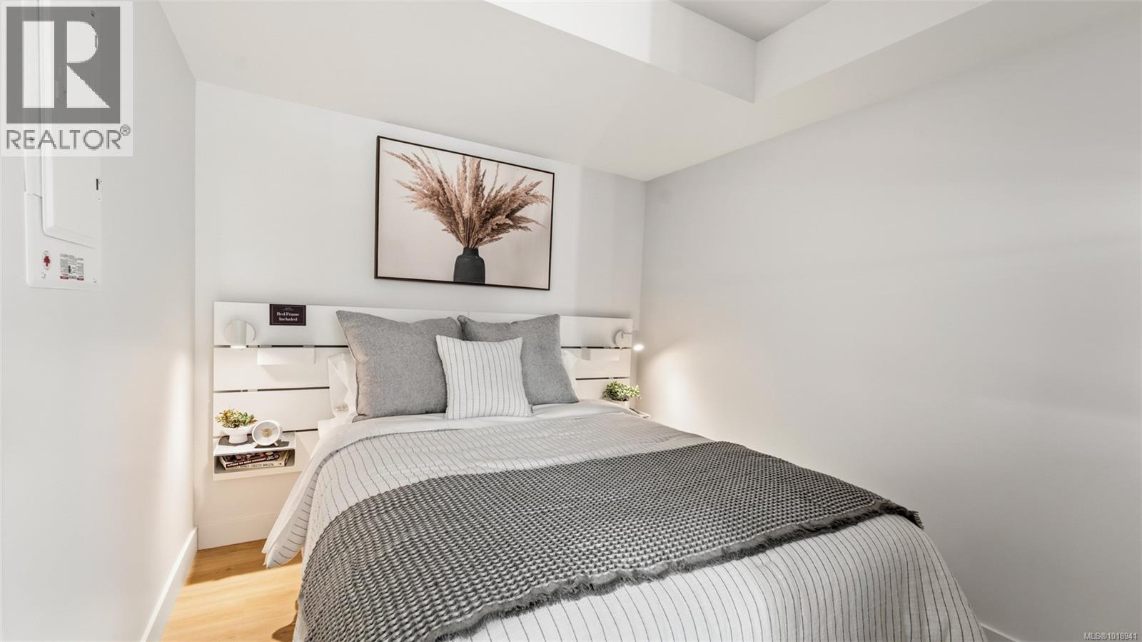 2202 4201 Tyndall Avenue, Saanich